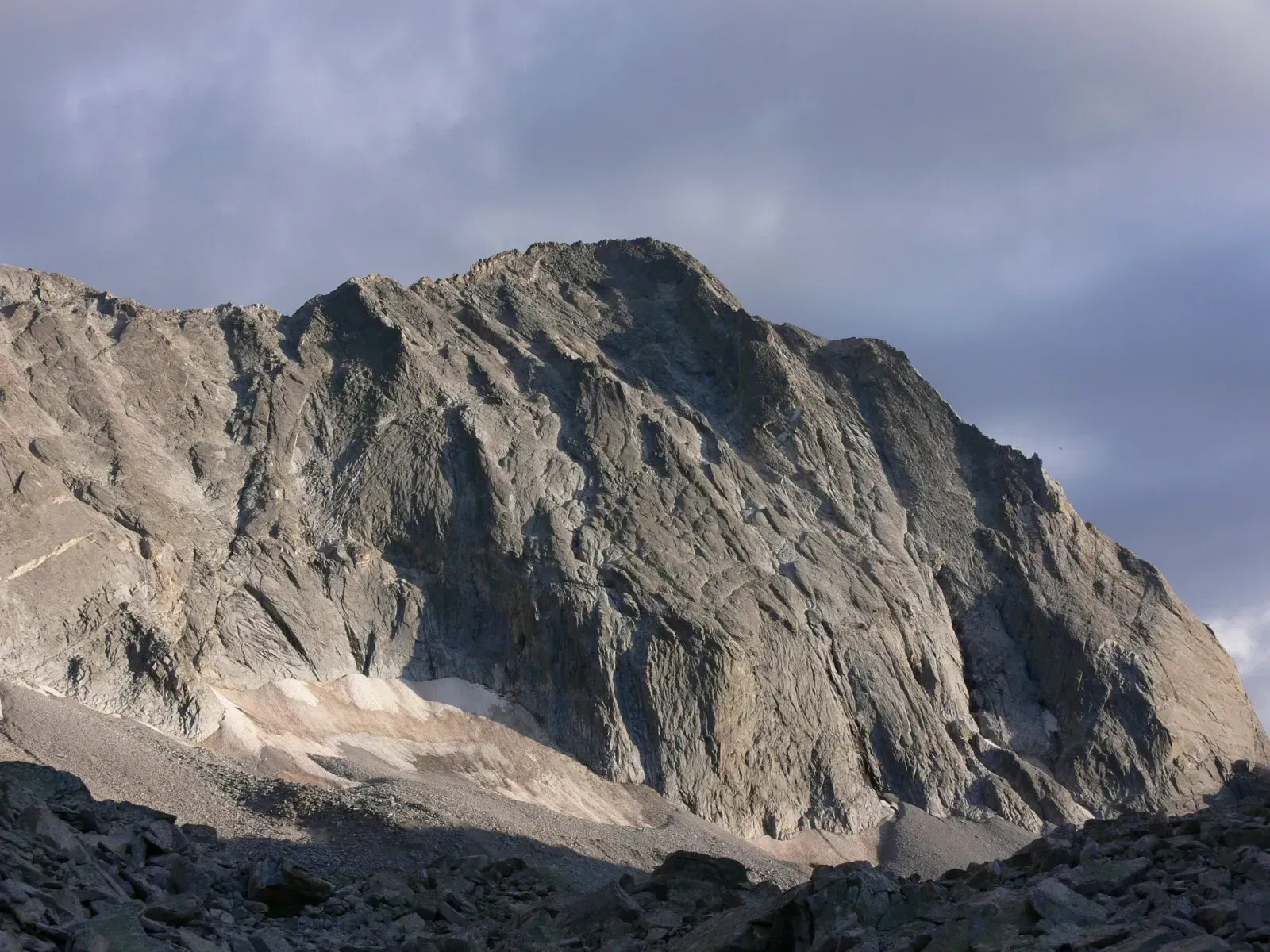 Capitol Peak, Colorado: Lightning and Knife Edge (Image Credits: By Xpda, CC BY 3.0, https://commons.wikimedia.org/w/index.php?curid=7798154)