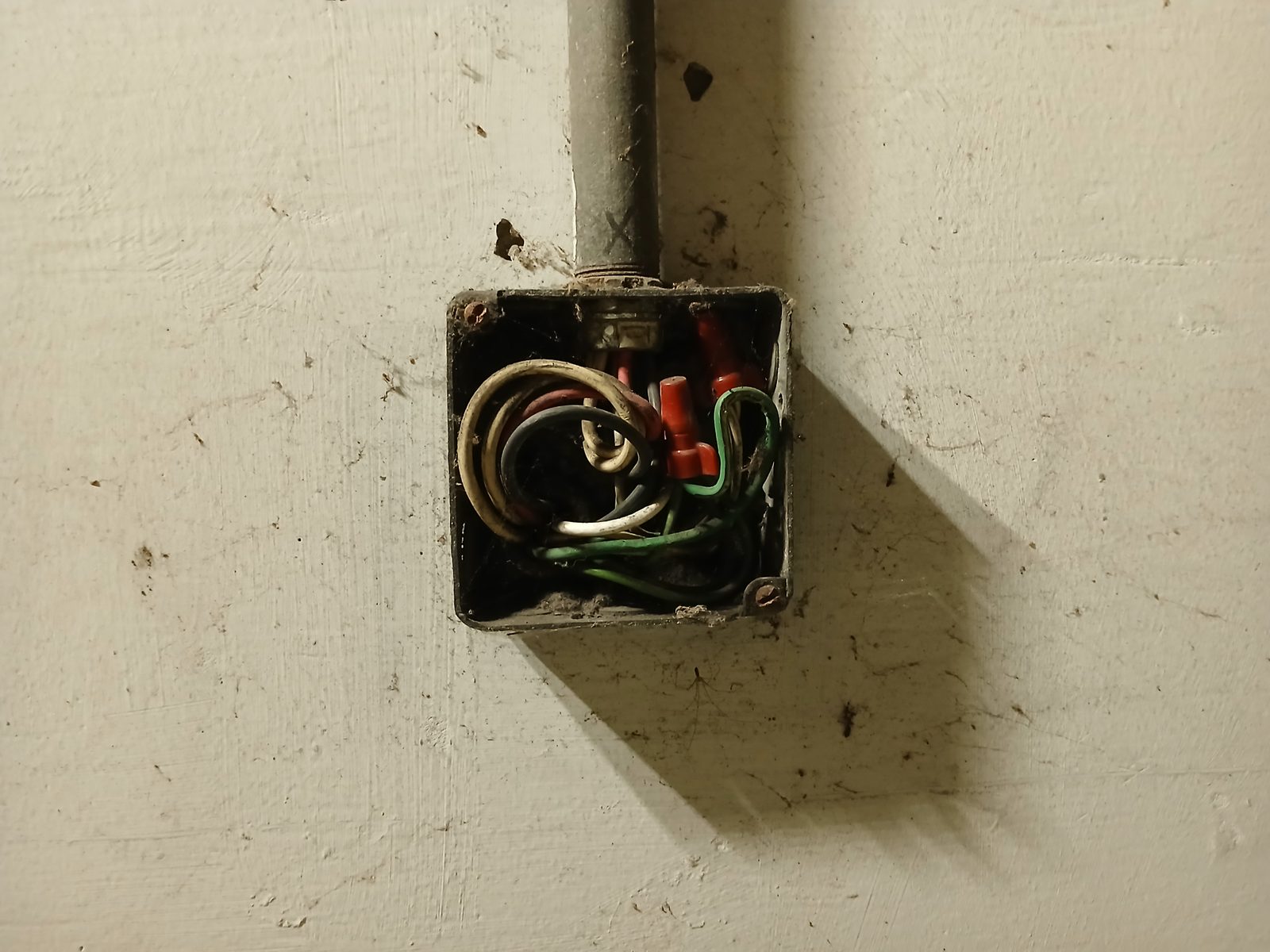 Open Splices and Uncovered Junction Boxes (Image Credits: Wikimedia)