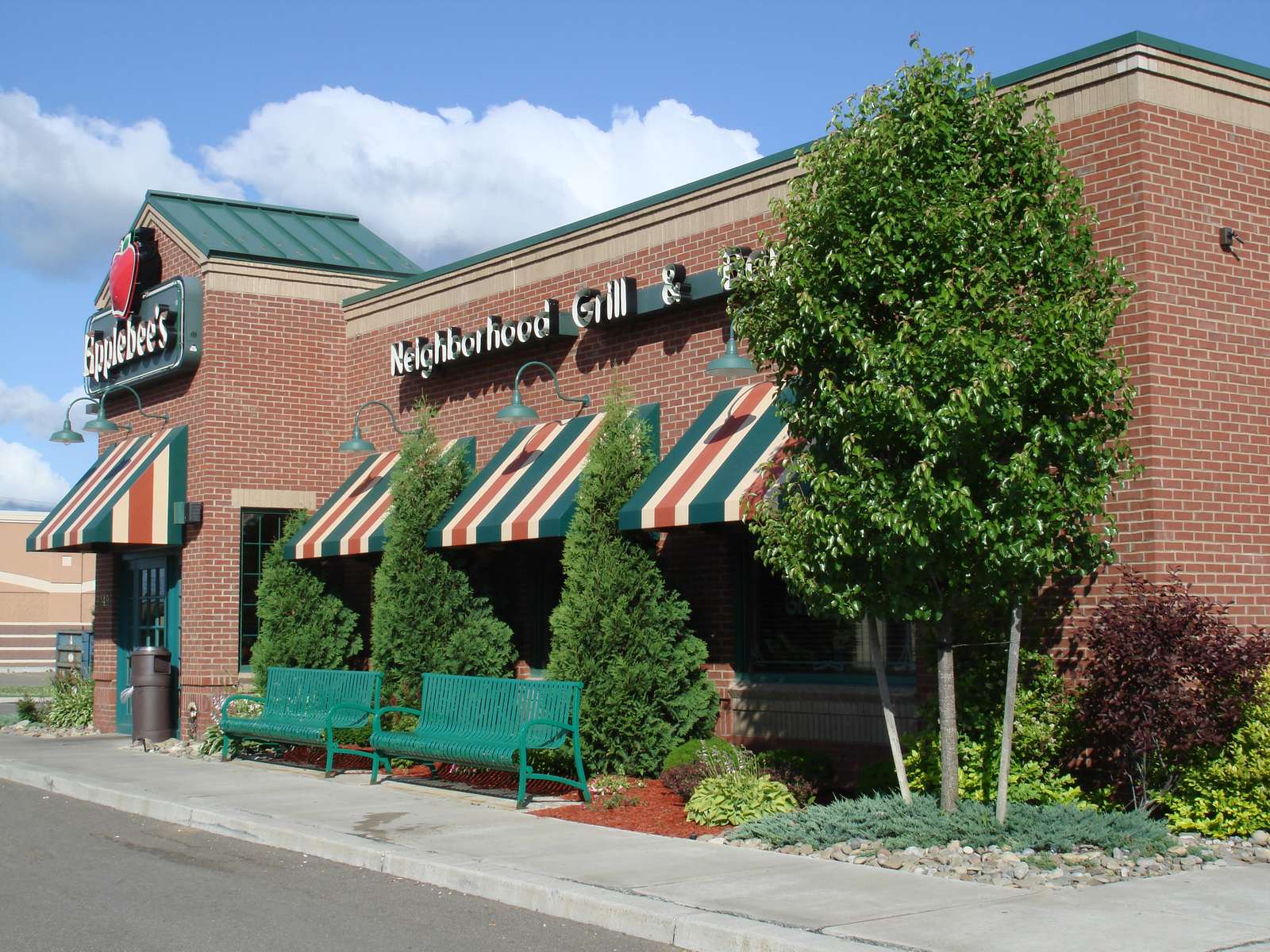 Applebee's Neighborhood Glory (Image Credits: By User: (WT-shared) Stilfehler at  wts wikivoyage, CC BY-SA 1.0, https://commons.wikimedia.org/w/index.php?curid=23289702)
