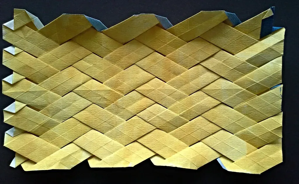 Paper plate weaving (modular.dodecahedron, Flickr, CC BY-SA 2.0)