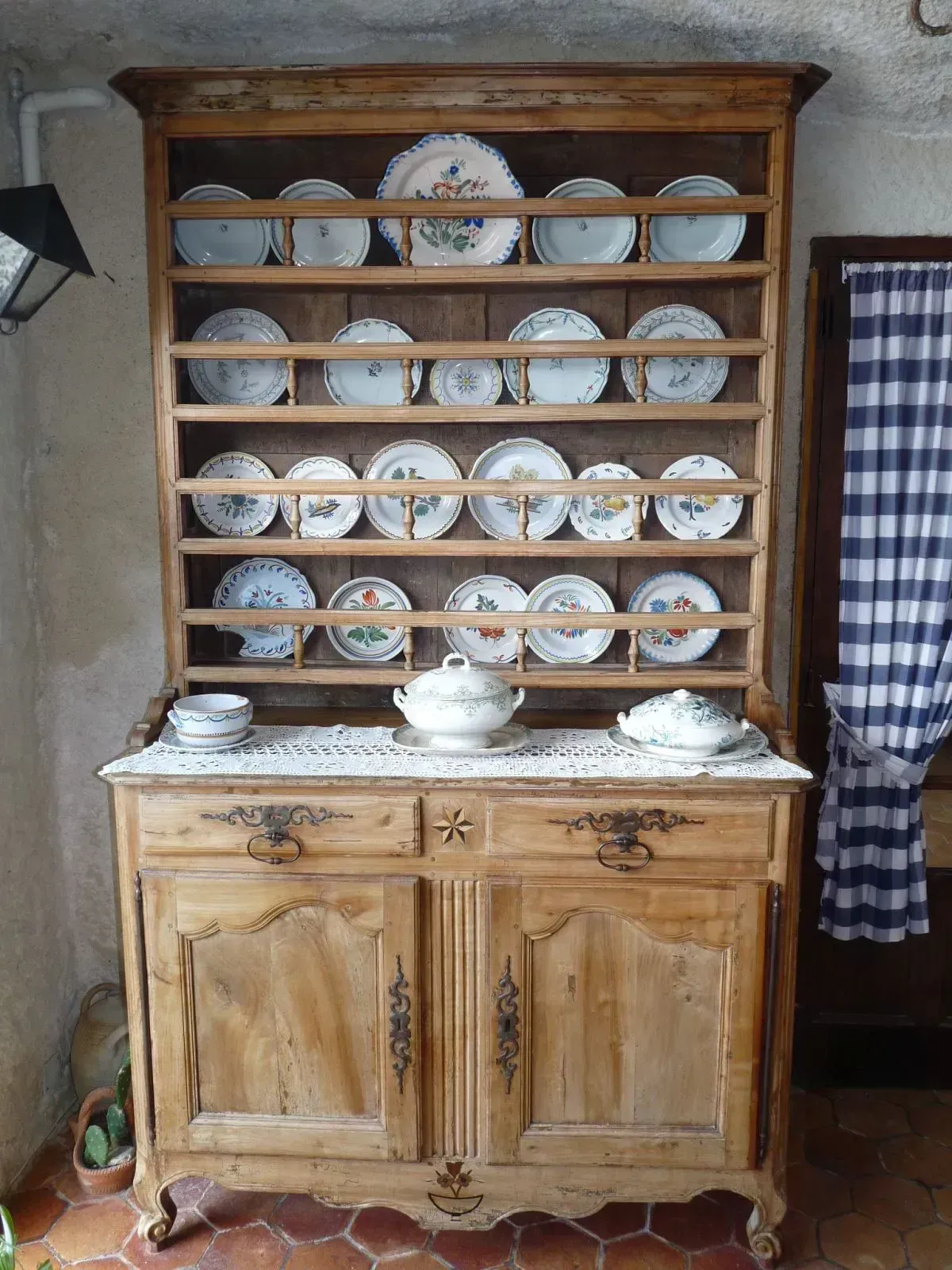 Open Shelving That Creates More Work Than Wonder (Image Credits: Wikimedia)