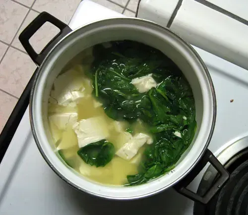 2. Spinach - Hidden Nitrates That Change Under Heat (Image Credits: Flickr)