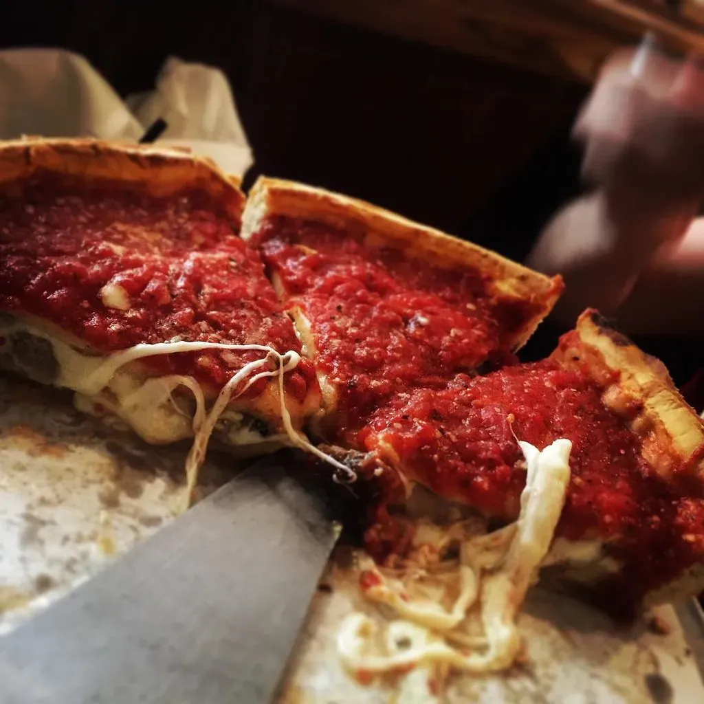 Illinois: Chicago Deep-Dish Pizza, The "Casserole" That Conquered Tourism (Shockingly Tasty, Flickr, CC BY-SA 2.0)