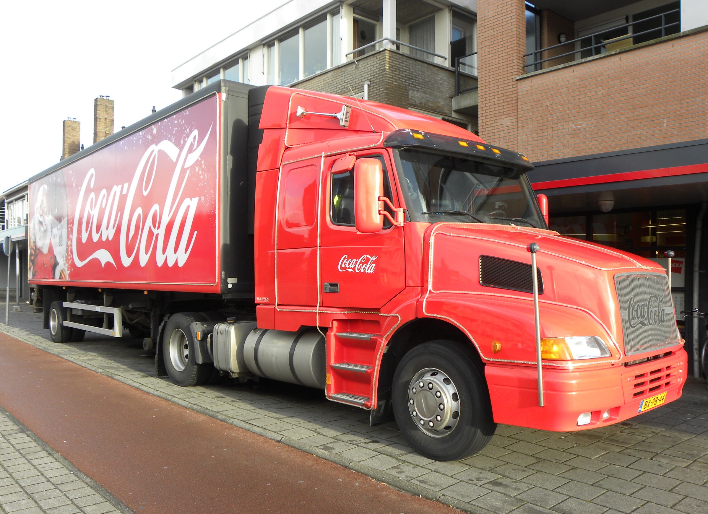 Coca-Cola Holiday Trucks – Bringing Christmas Magic (Image Credits: Wikimedia)