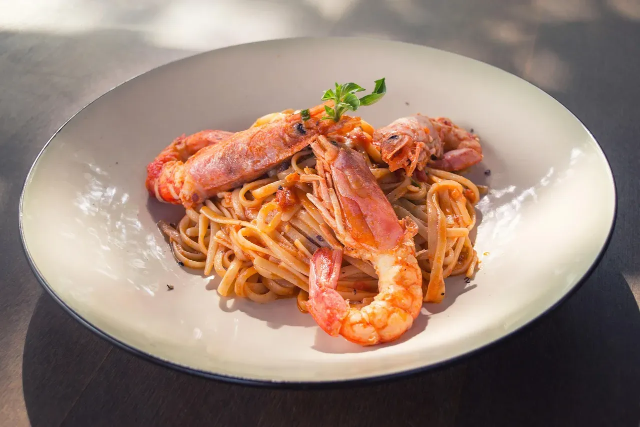 1. Garlic Butter Shrimp Pasta: The 20-Minute Wonder That Feels Like a Restaurant Meal (Image Credits: Pixabay)