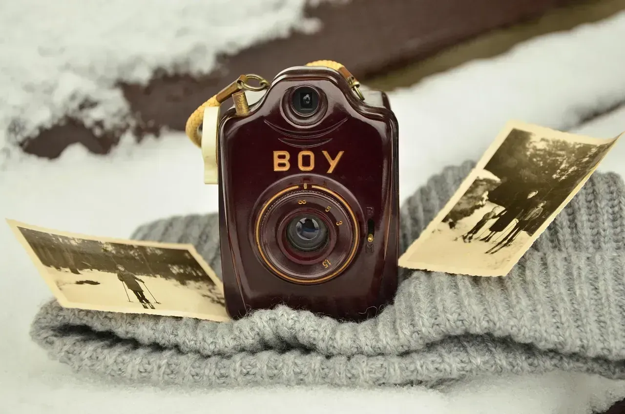 Vintage Advertising and Nostalgic Memorabilia (Image Credits: Pixabay)