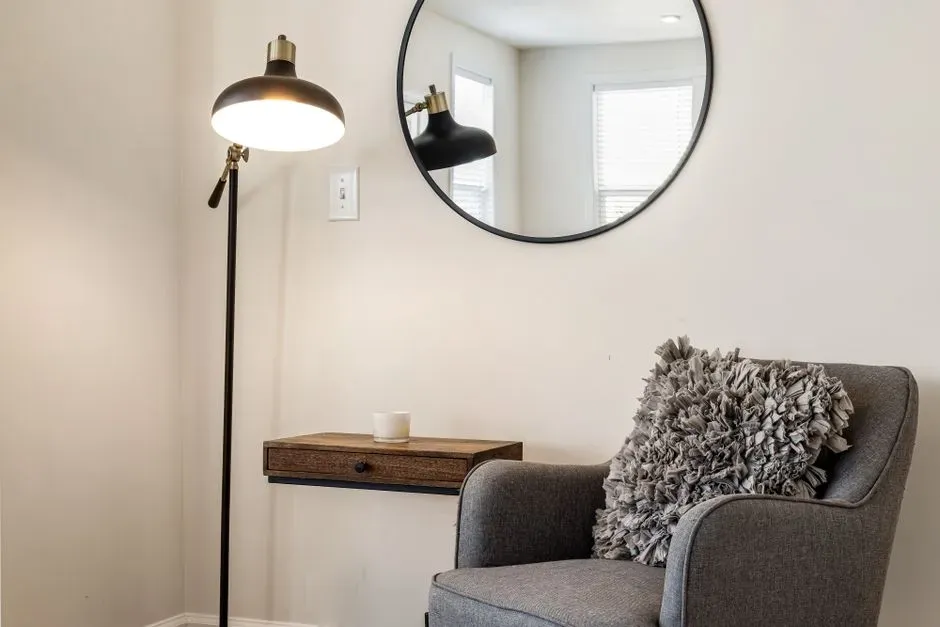 Personalize It With Meaningful Objects (Image Credits: Pexels)