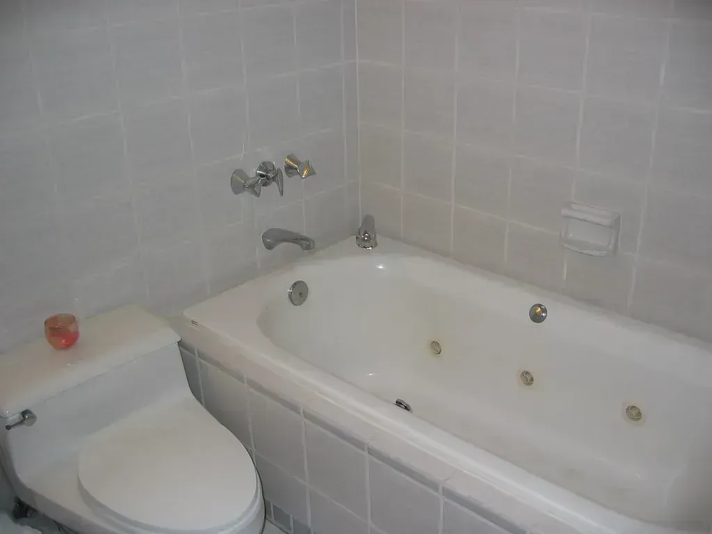 Jetted and Whirlpool Tubs (Image Credits: Flickr)