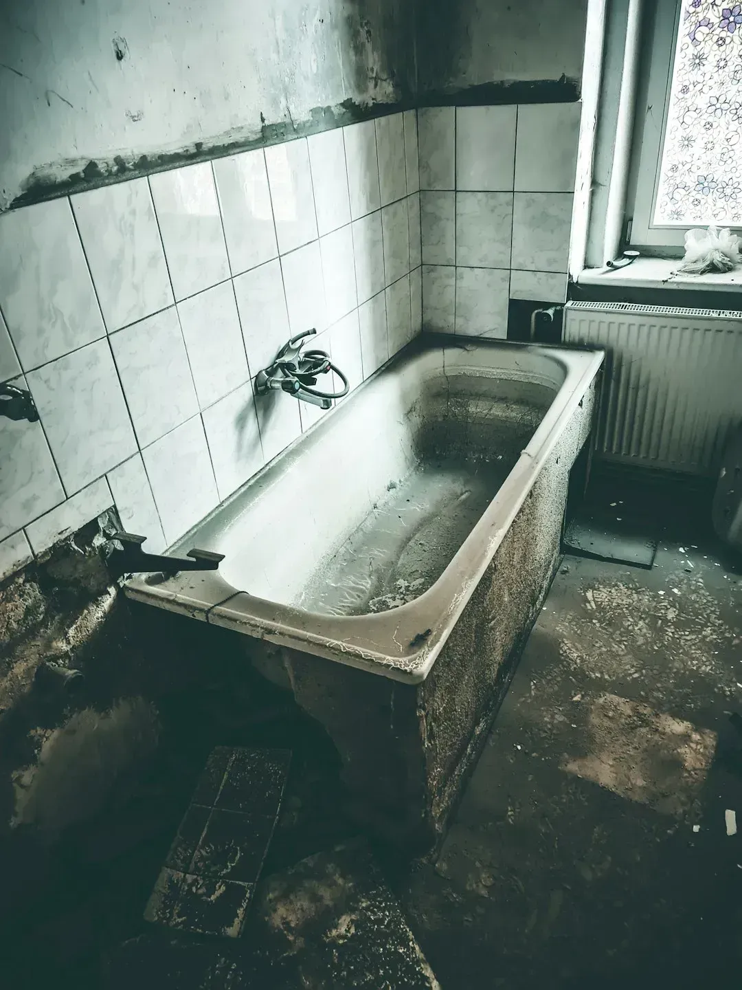 Vintage Clawfoot Bathtubs (Image Credits: Unsplash)