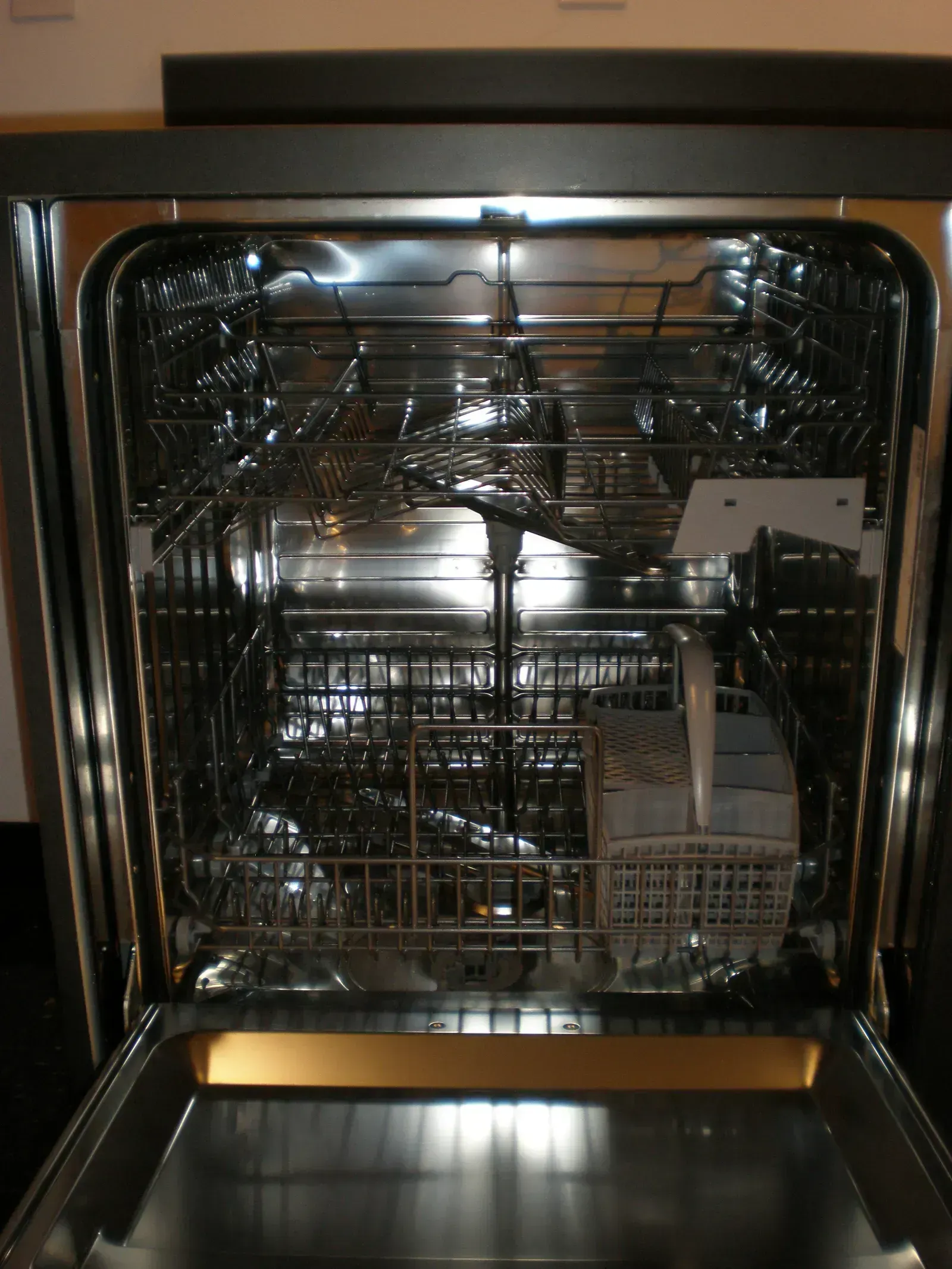 Dishwashers: When Clean Dishes Become a Memory (Image Credits: Wikimedia)