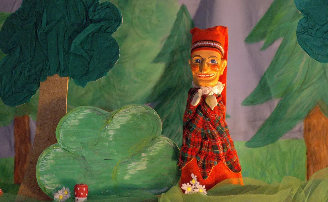 Homemade puppet theater (Image Credits: Pixabay)