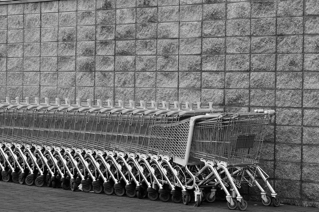 Shopping Carts Are Deliberately Oversized (Image Credits: Pixabay)