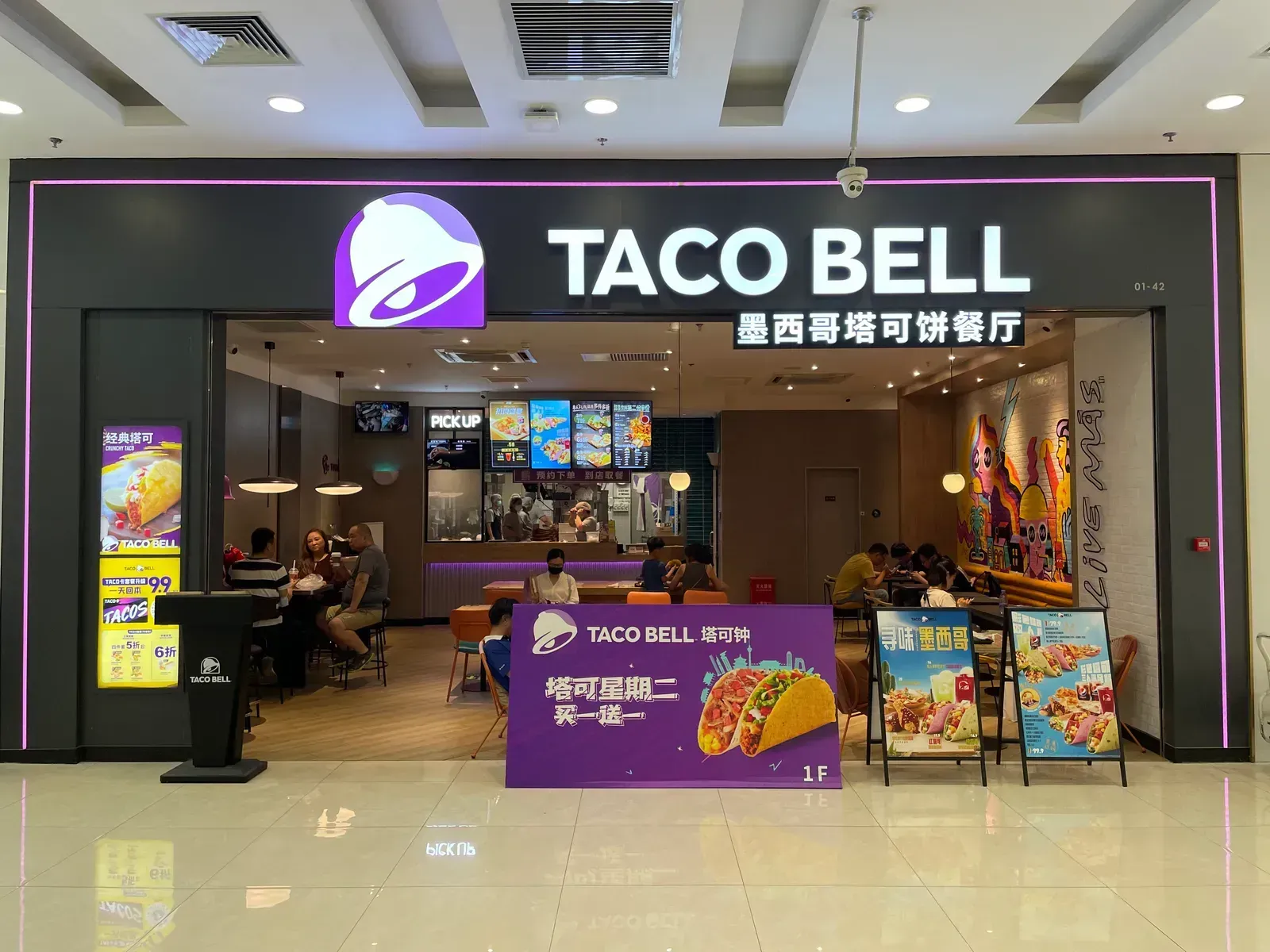 Low Wages Keep Prices Down, But Workers Struggle (Image Credits: By Zheng Zhou, CC BY-SA 4.0, https://commons.wikimedia.org/w/index.php?curid=134166559)