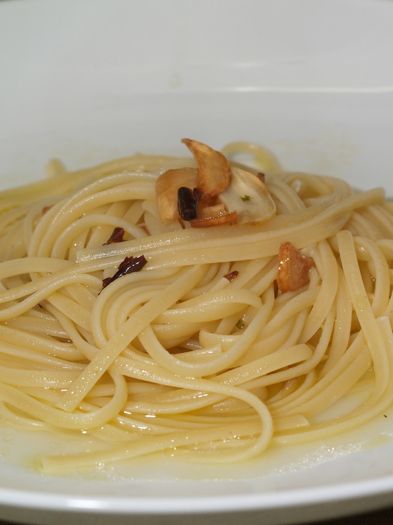 Adding Oil to Pasta Water (Image Credits: Flickr)