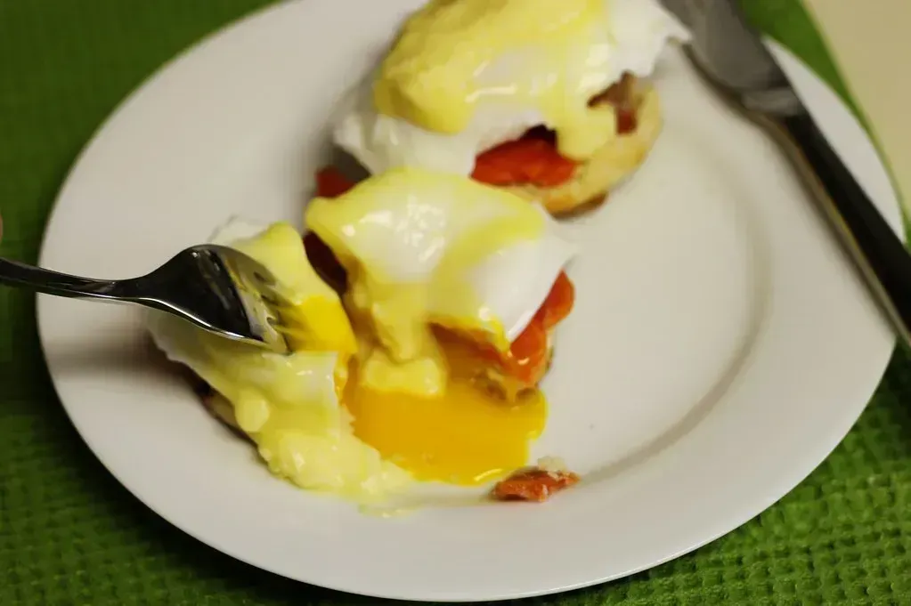 2. Eggs Benedict During a Packed Brunch Rush (Stacy Spensley, Flickr, CC BY 2.0)