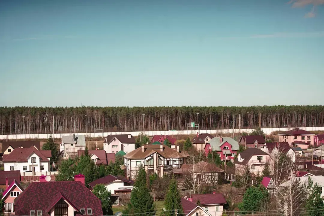 Overbuilt Sunbelt Exurbs: The Inventory Glut Reality (Image Credits: Unsplash)