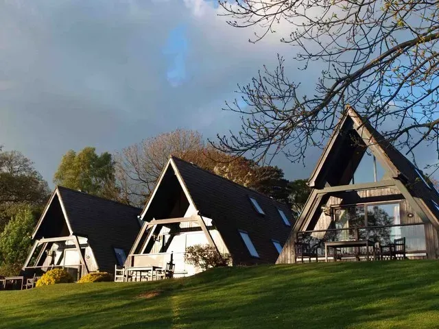 Timeshares That Become Money Pits (Image Credits: From geograph.org.uk, CC BY-SA 2.0, https://commons.wikimedia.org/w/index.php?curid=13995135)