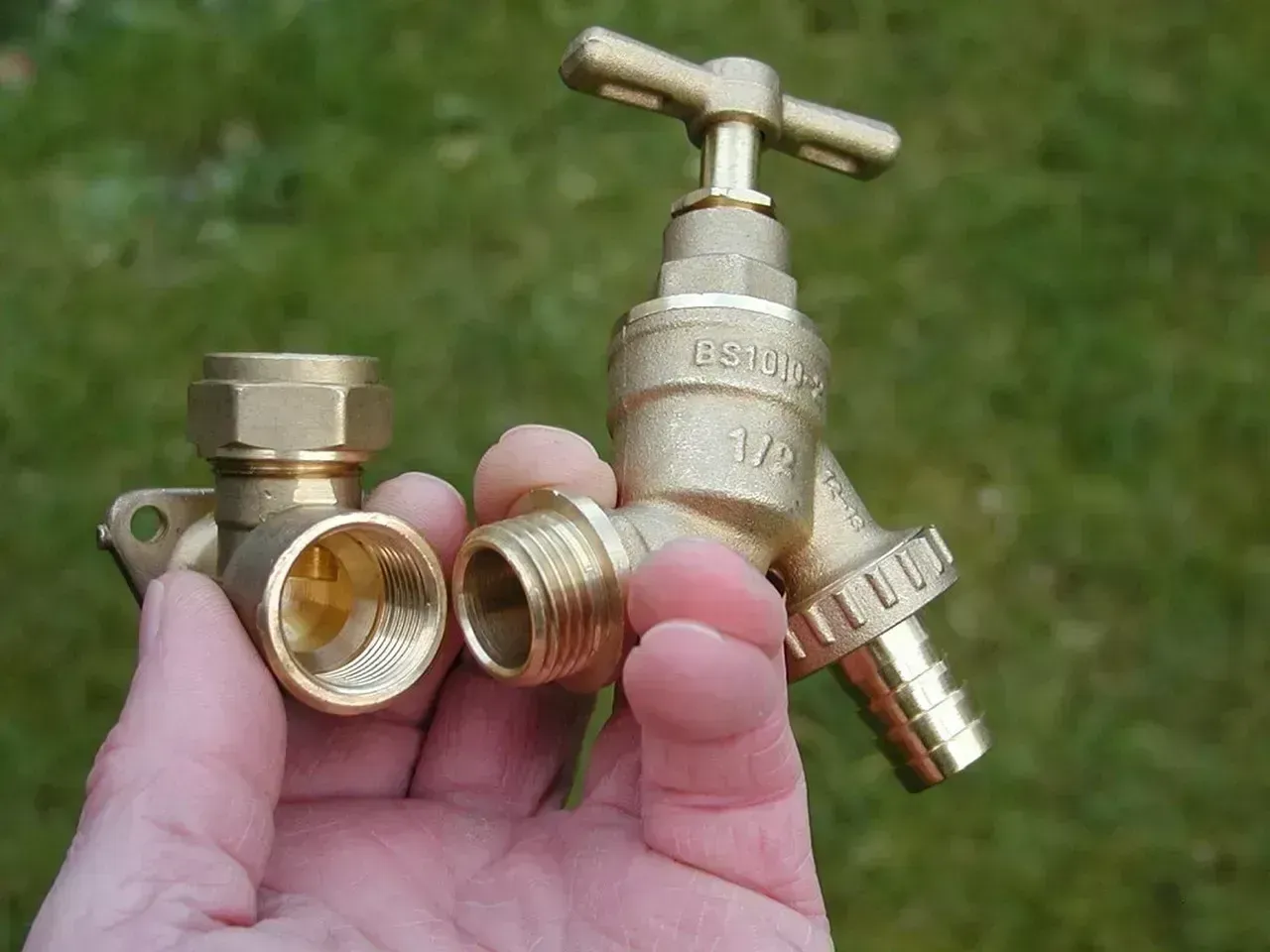 Brass Fixtures and Hardware (Image Credits: Pixabay)
