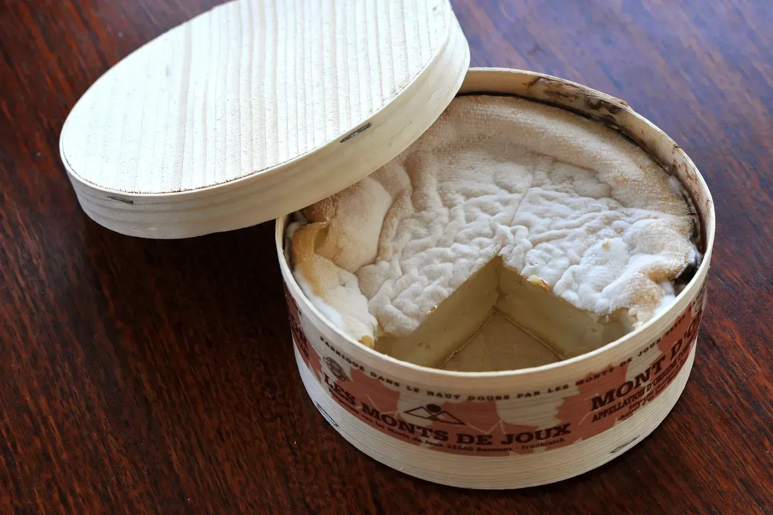 Certain Unpasteurized Cheeses: The Milk Mystery (Image Credits: Wikimedia)