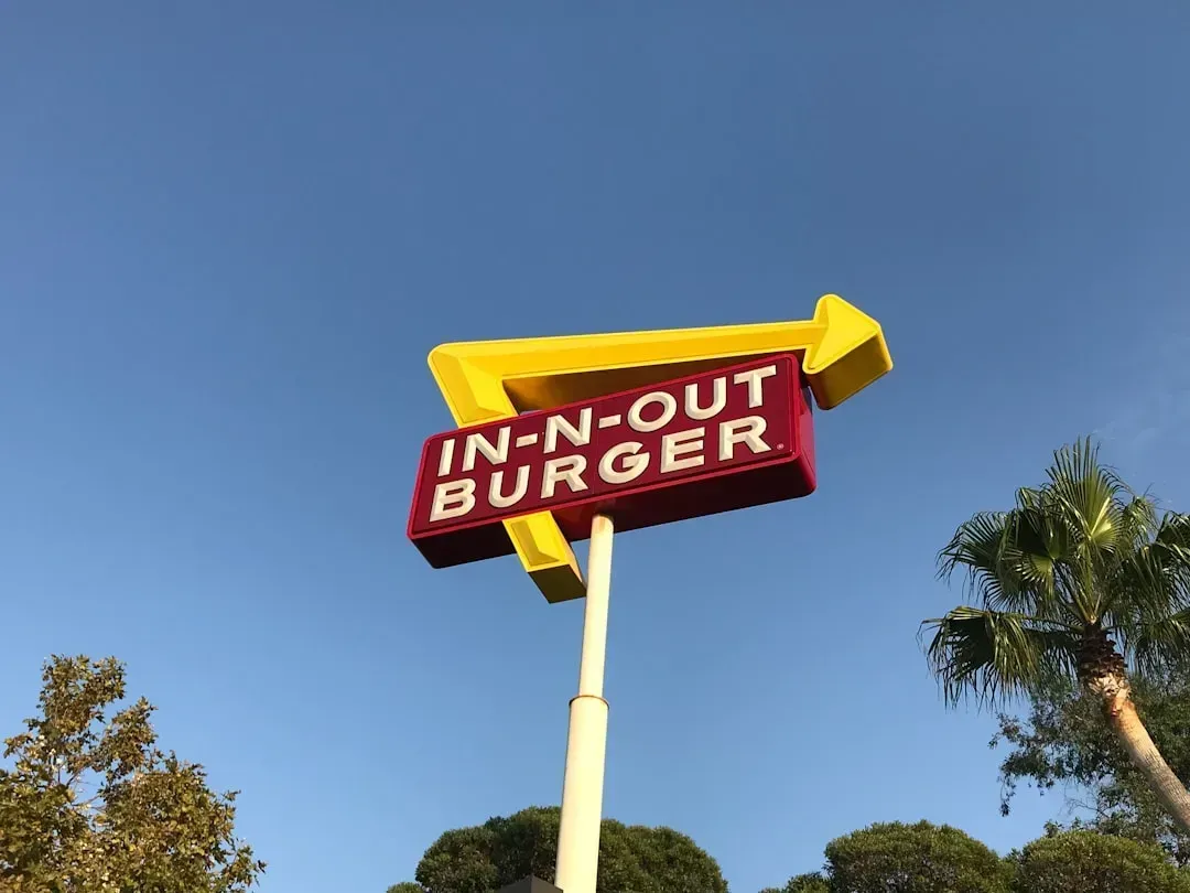 2. In-N-Out Burger: No Freezers, No Microwaves, No Shortcuts (Image Credits: Unsplash)