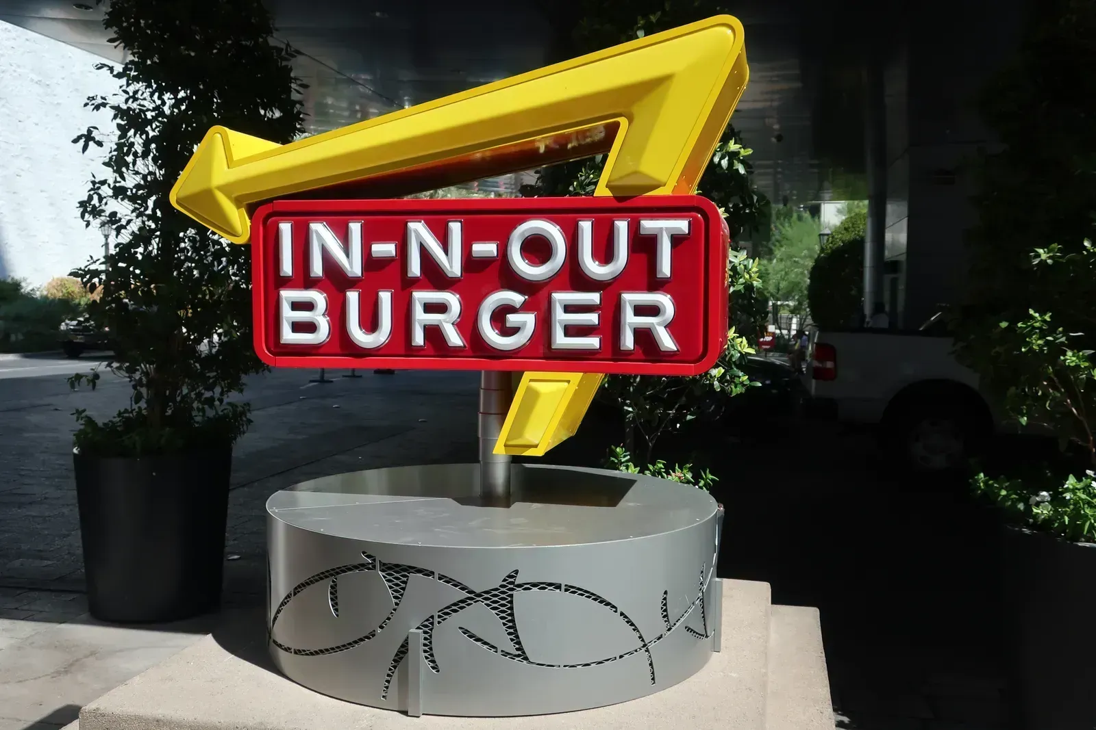 In-N-Out Double-Double (Image Credits: Wikimedia)