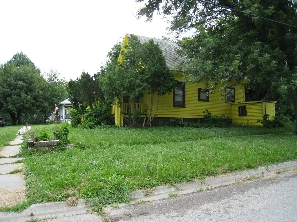 Neglected Outdoor Spaces (Image Credits: Flickr)