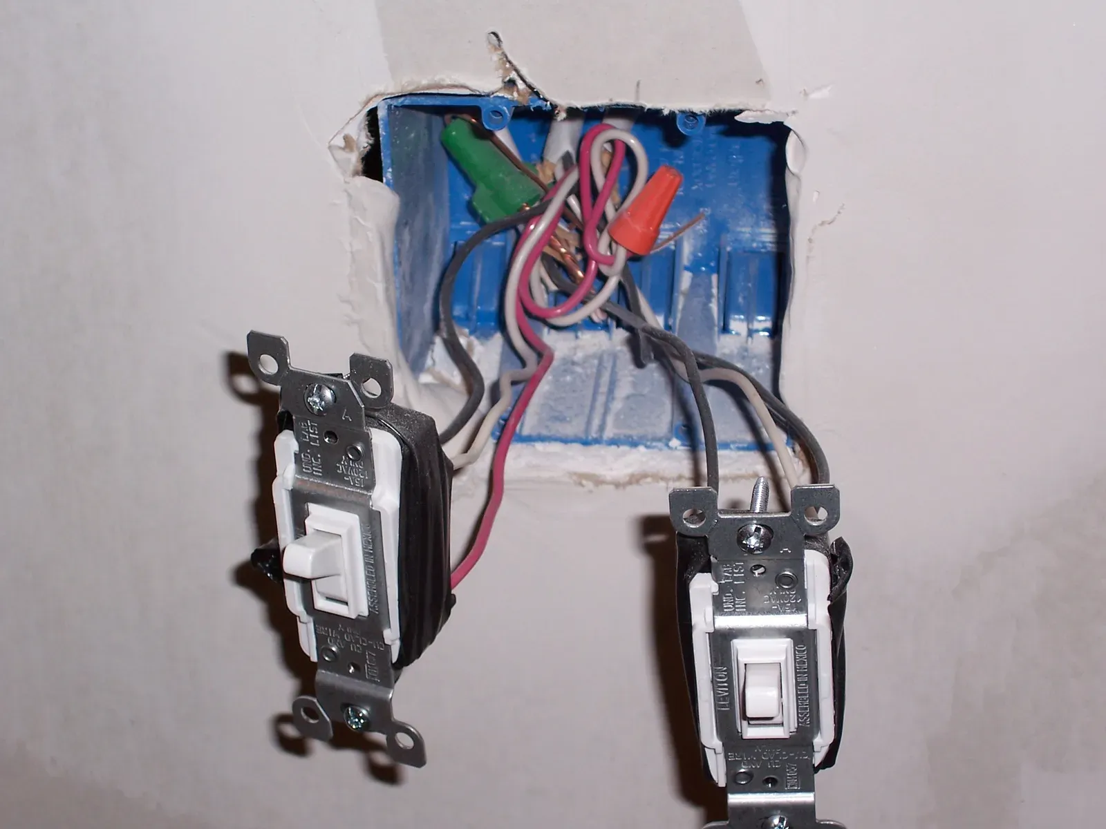 Wire Splices Without Proper Enclosures (Image Credits: Wikimedia)