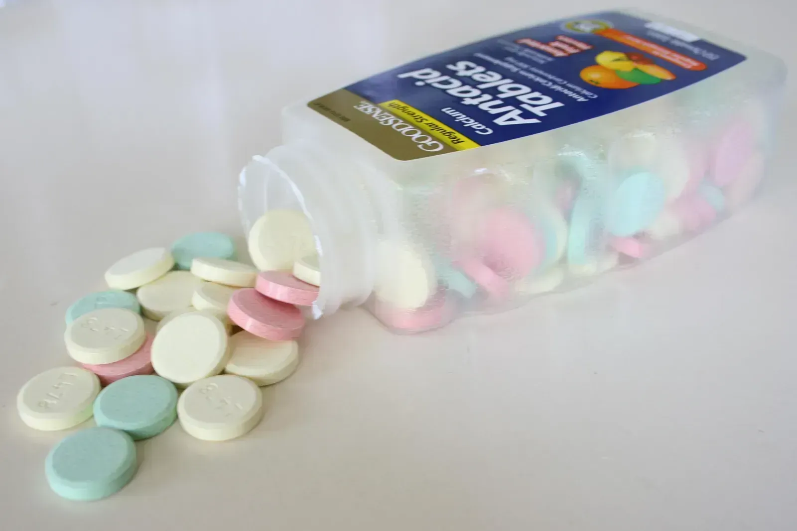 Bismuth Subsalicylate: The Pink Stomach Remedy With Bleeding Risks (Image Credits: Wikimedia)