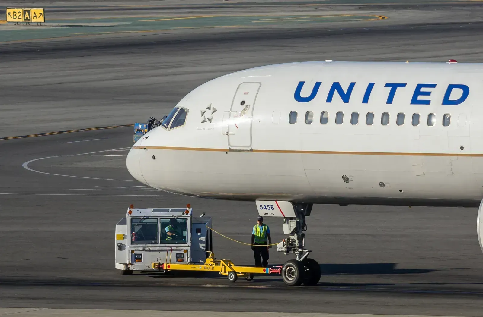 7. United Airlines: Incidents, Inspections, and Inconsistency (By Raimond Spekking, CC BY-SA 4.0)