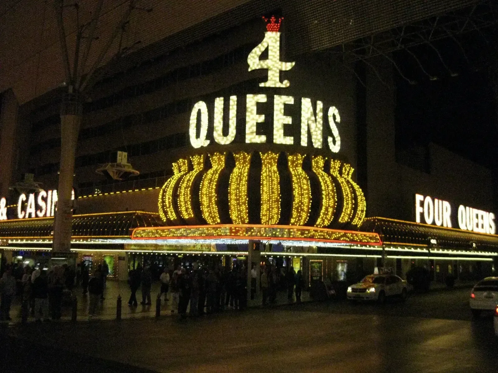 Four Queens Hotel: Downtown's Fee-Free Casino Classic (Image Credits: Wikimedia)
