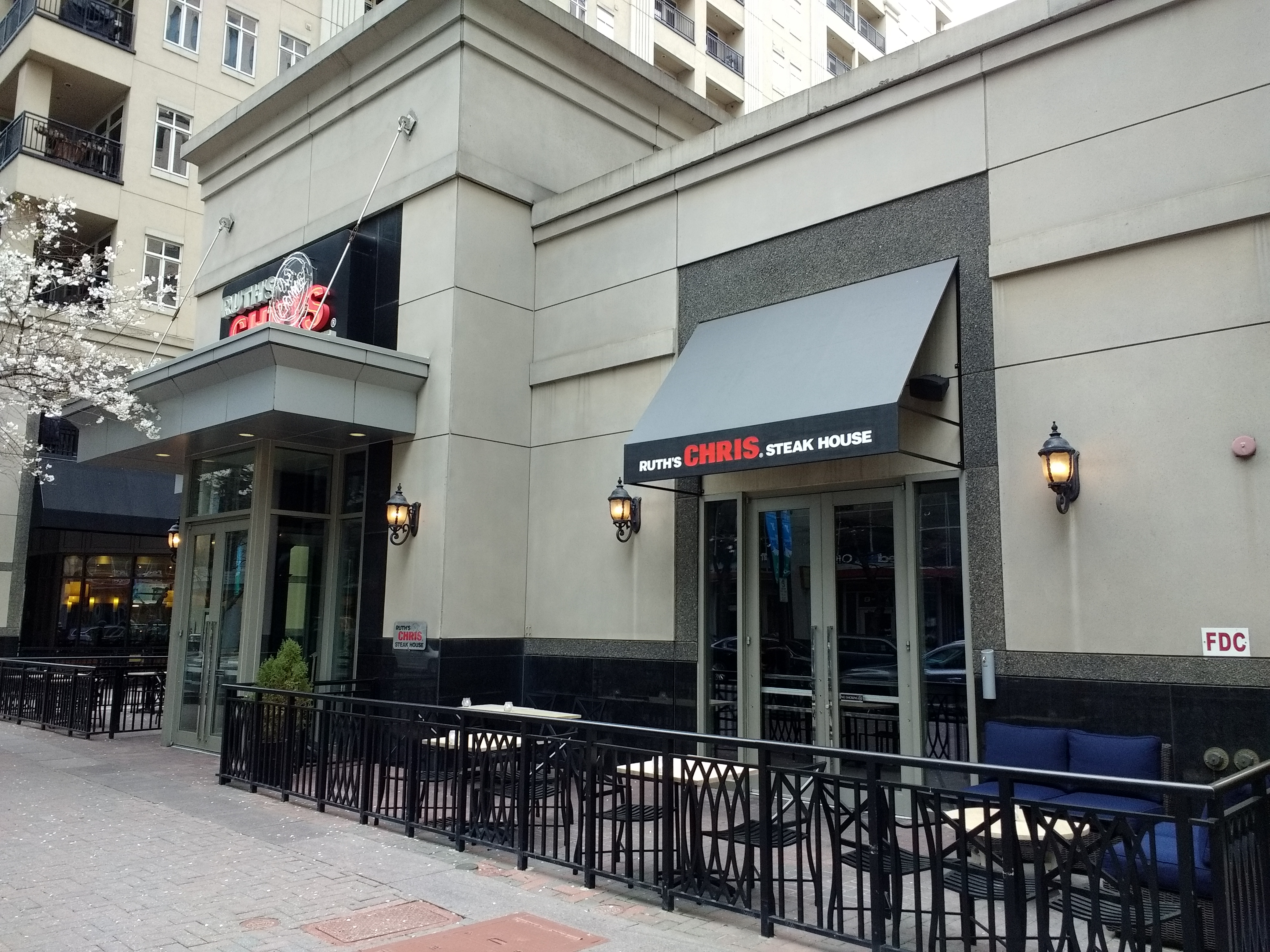 Ruth's Chris Steakhouse Commands Premium Prices for Premium Backlash (image credits: pixabay)