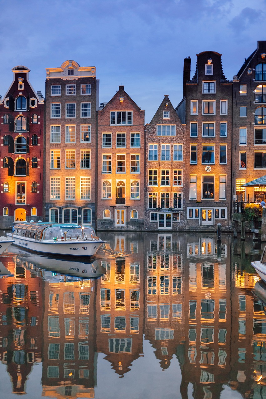 Amsterdam, Netherlands: Cruise Ships Banned from the Heart (Image Credits: Pixabay)