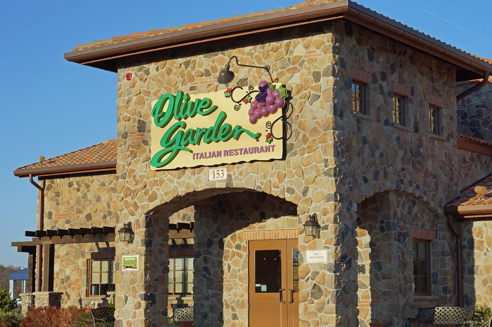 Olive Garden's Endless Pasta Bowl Trap (Image Credits: By Anthony92931, CC BY-SA 3.0, https://commons.wikimedia.org/w/index.php?curid=22862871)