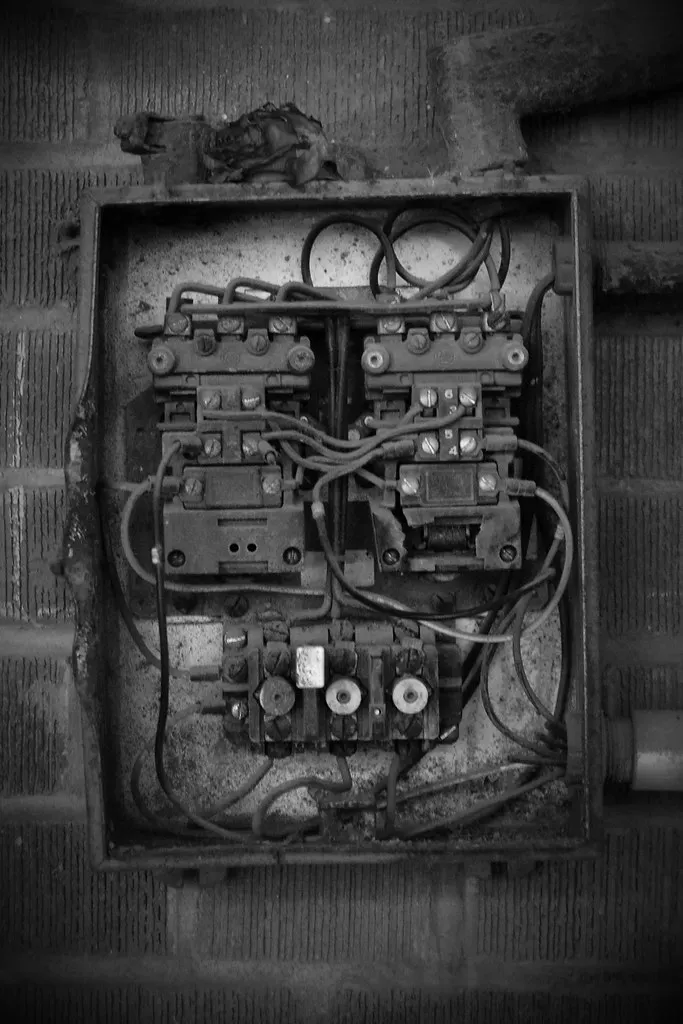 Wire Splices Outside Approved Junction Boxes (Image Credits: Flickr)