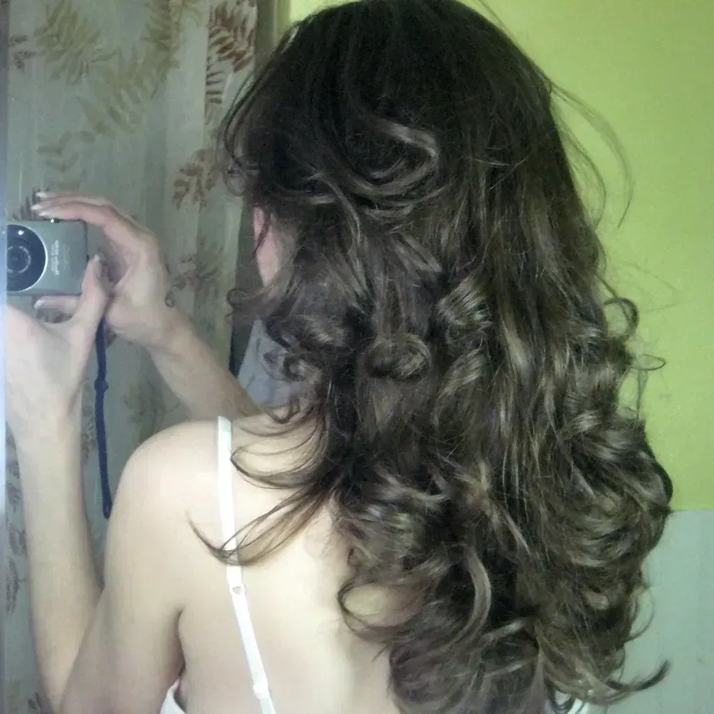 Long Hair with Face-Framing Layers (Image Credits: Flickr)
