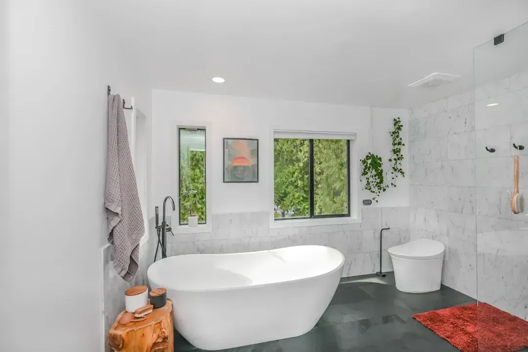 Standard Bathtubs in Primary Bathrooms (Image Credits: Unsplash)
