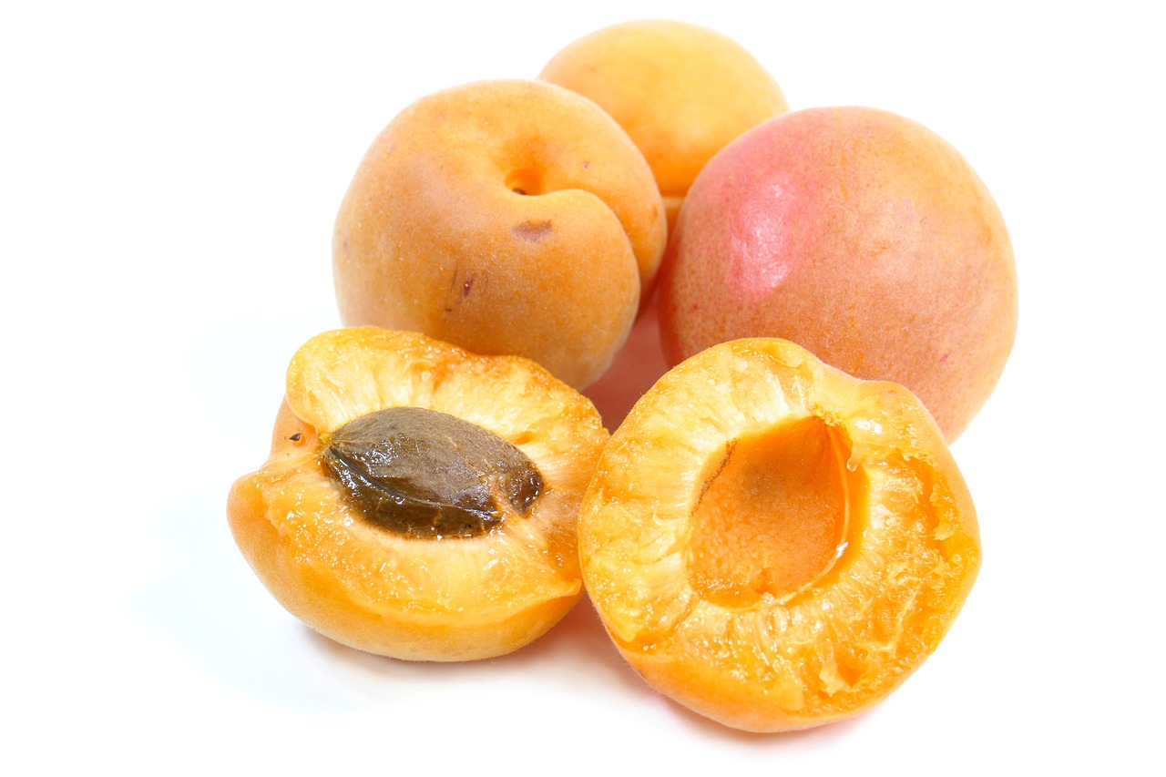 Apricots - Small Packages of Eye Protection (image credits: pixabay)