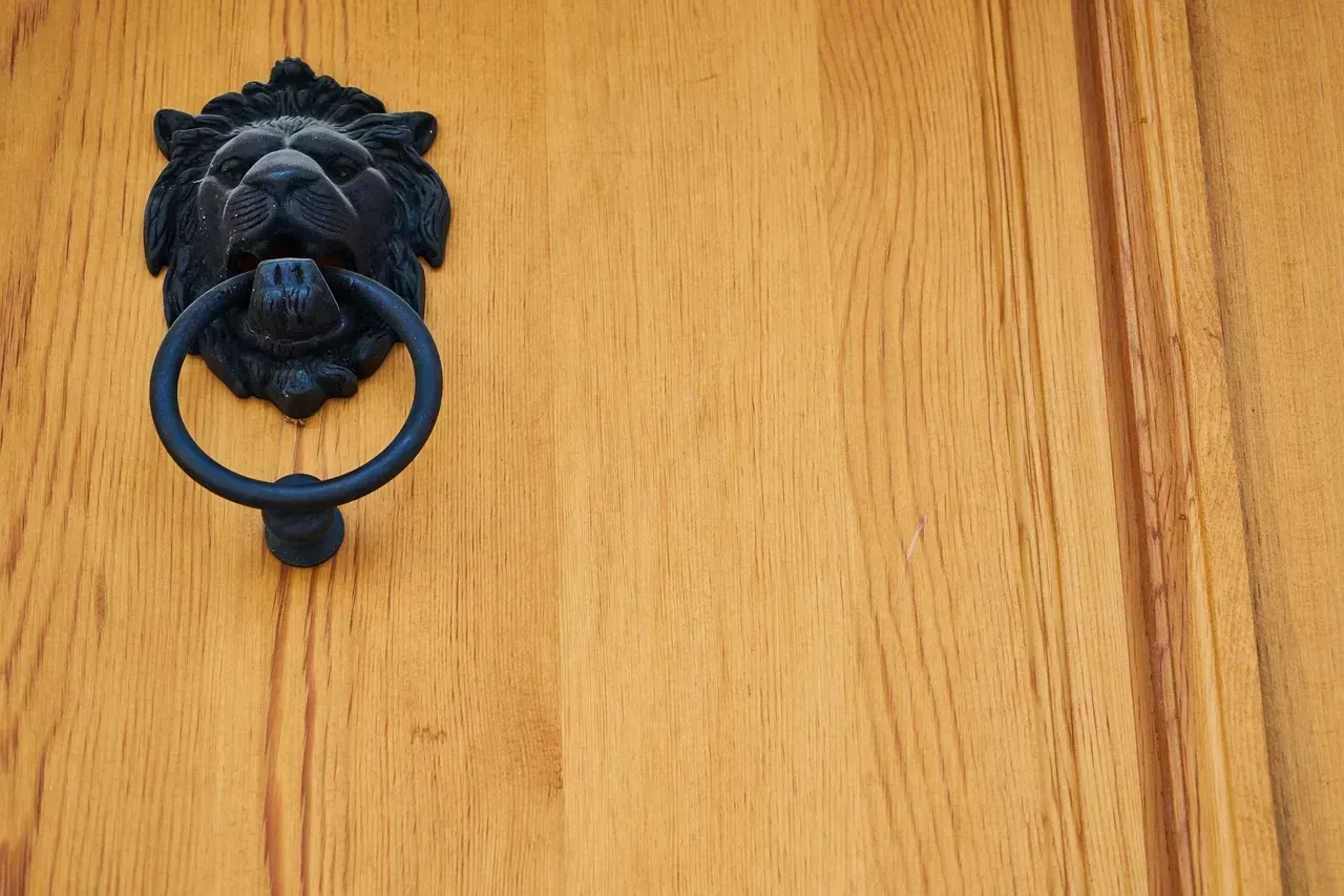 Matching Black Hardware Throughout (Image Credits: Pixabay)