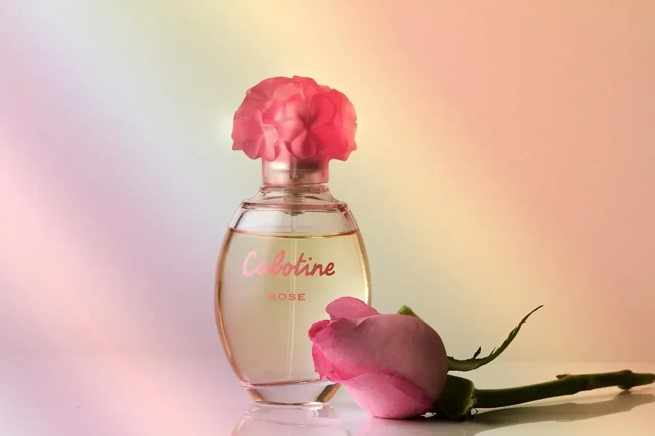 10. Perfume-Drenched Clothing and Heavy Fragrance (Image Credits: Pixabay)