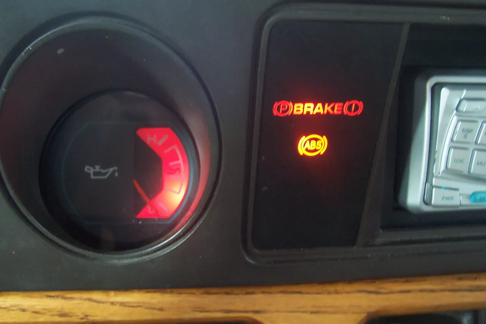 Know Your Dashboard Warning Lights Before You Panic (Image Credits: Wikimedia)