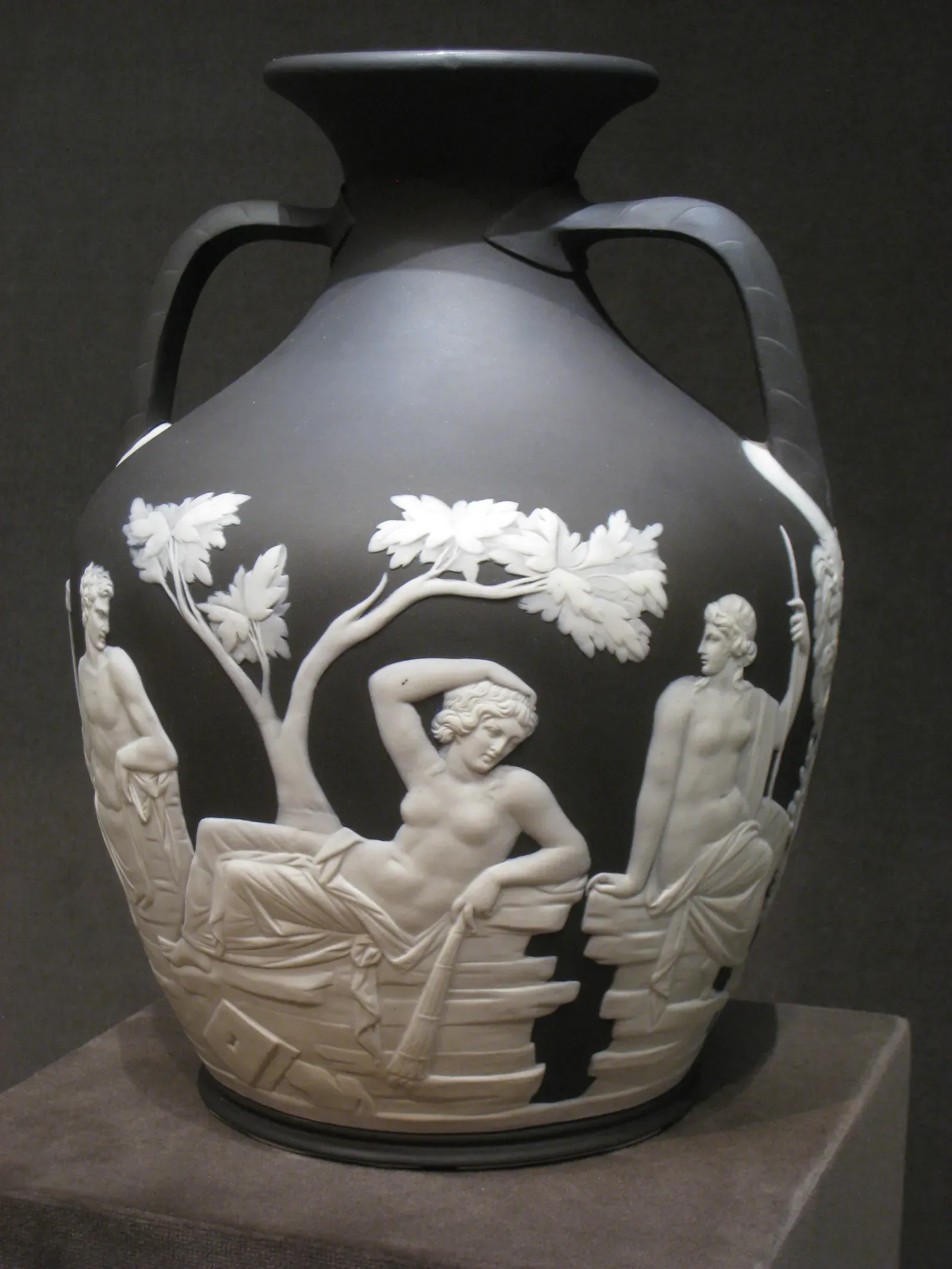 Wedgwood Fairyland Lustre Dragon King Vases (Image Credits: Wikimedia)