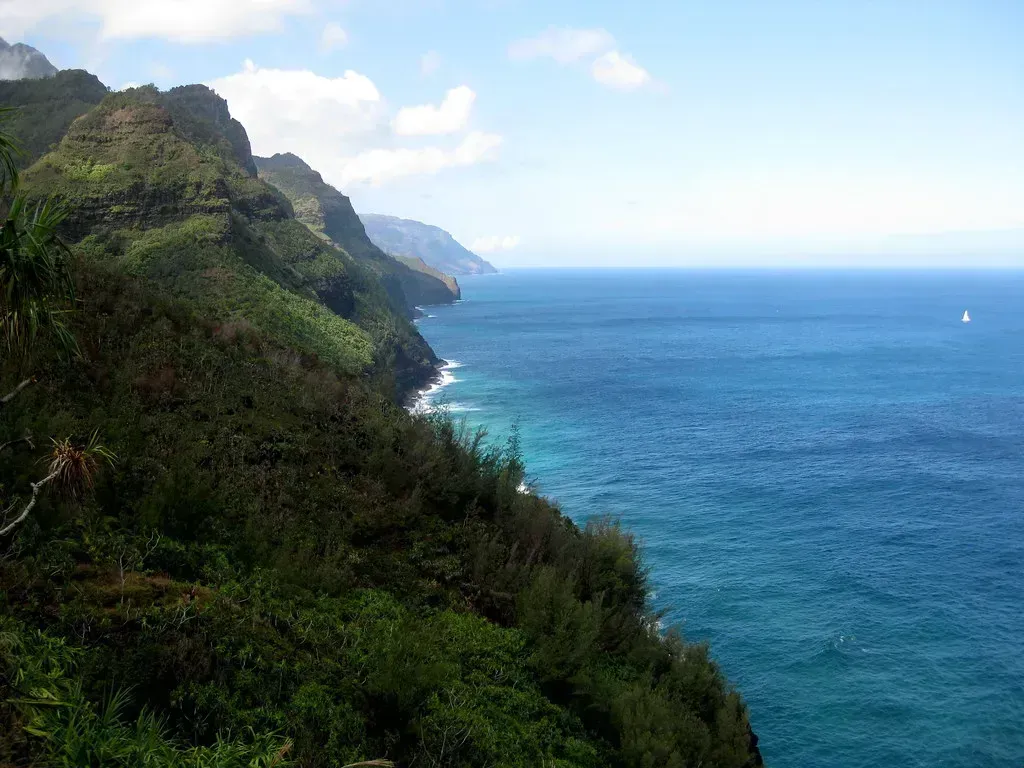 4. Kalalau Trail, Na Pali Coast, Hawaii (Image Credits: Flickr)