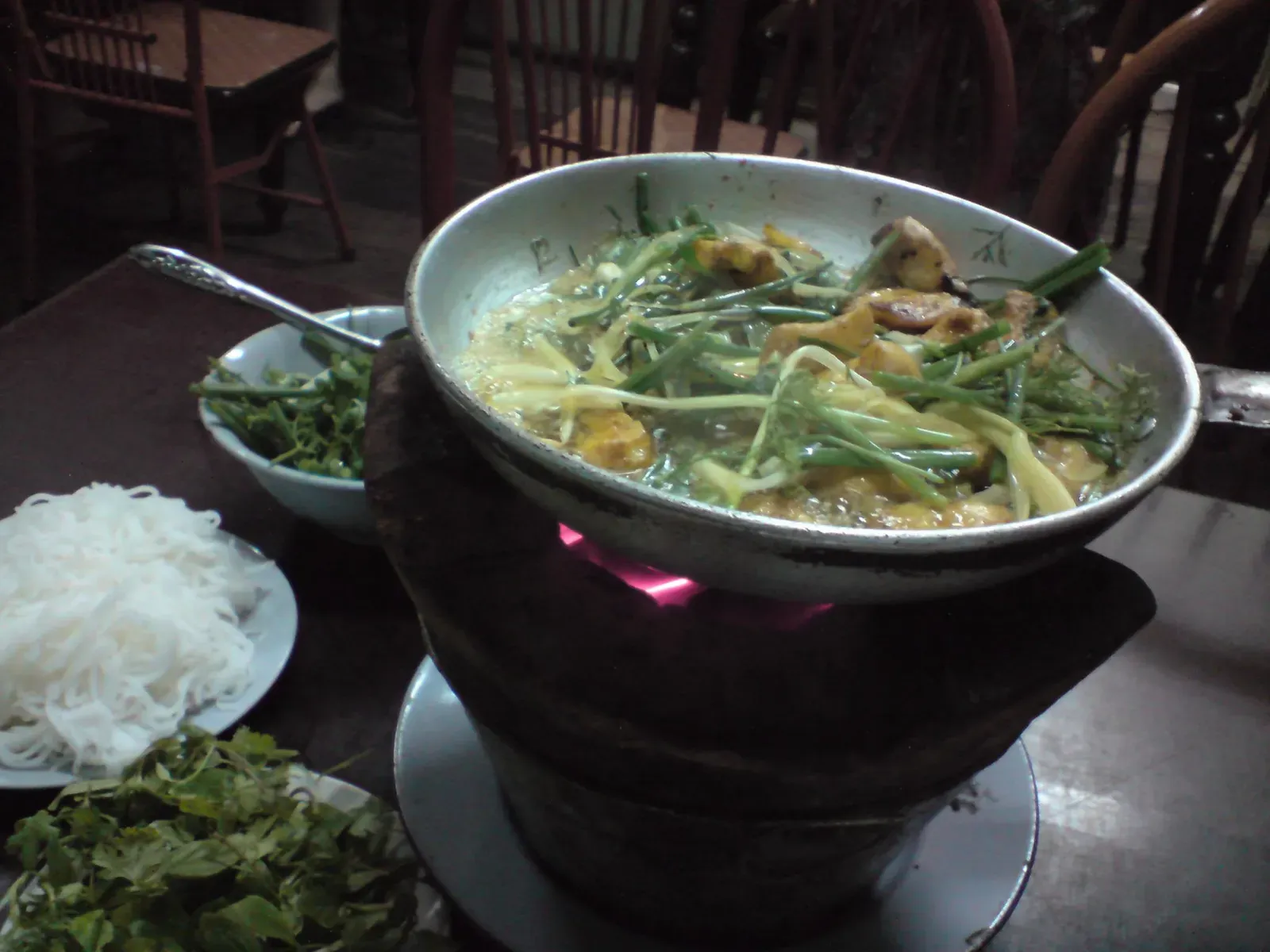 1. Overcrowding the Pan and Killing the Sear (Image Credits: Wikimedia)