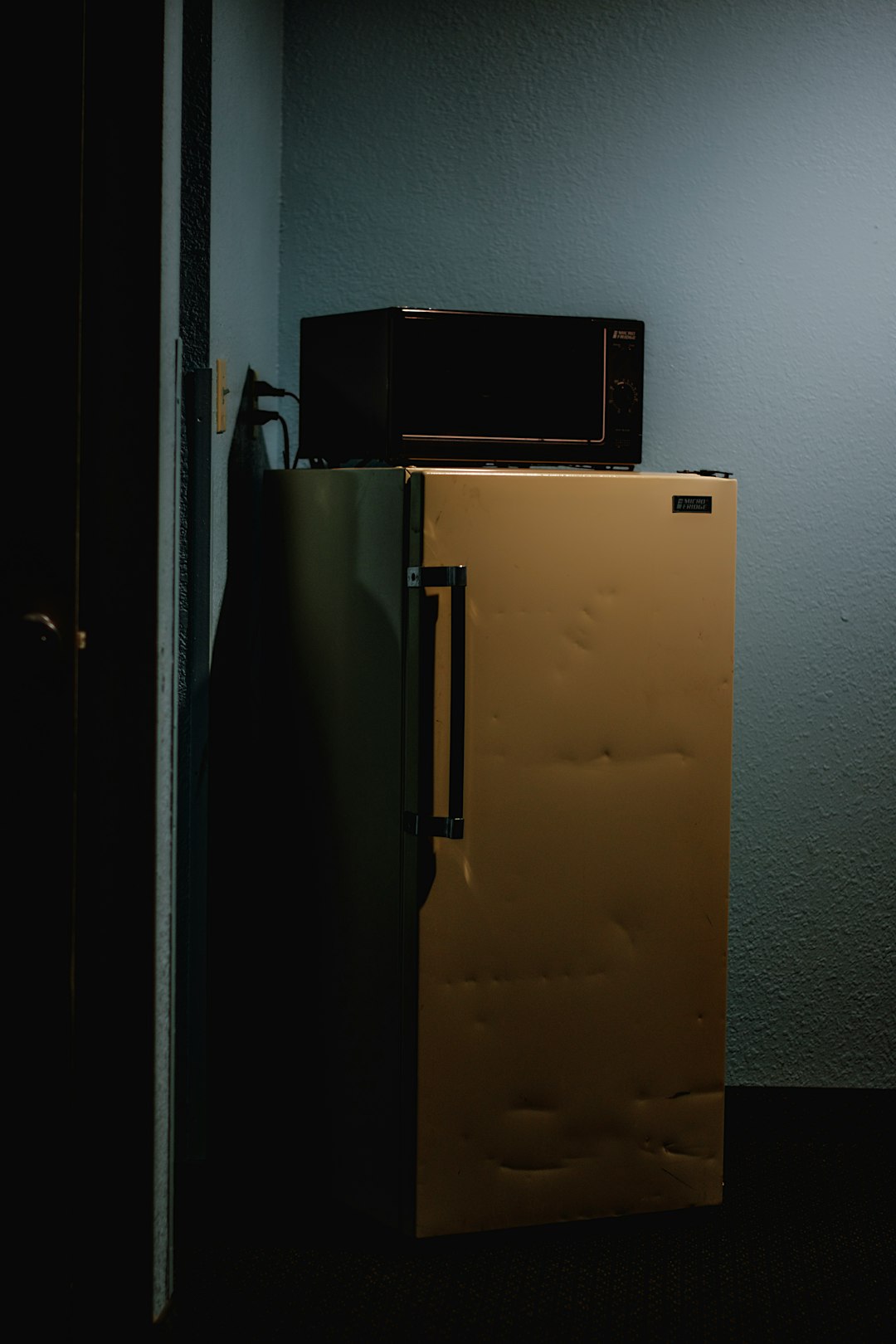 Running Old, Energy-Hungry Appliances (Image Credits: Unsplash)