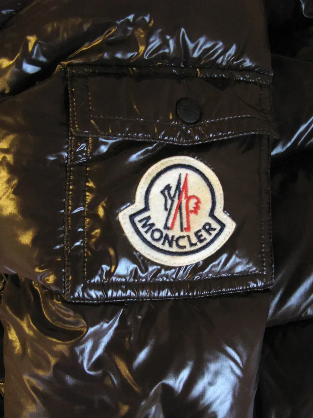 Moncler: The Logo Puffer Problem (By Arroser, CC BY-SA 3.0)