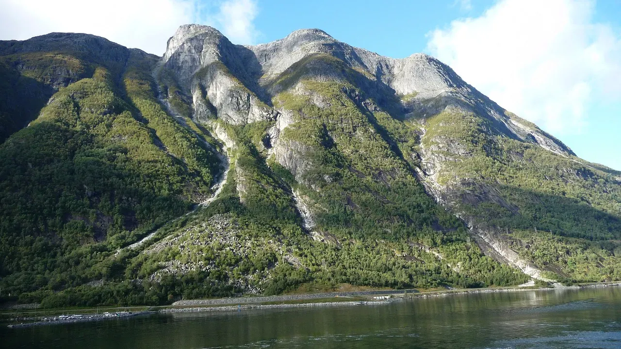 10. Iceland and Norway: Protecting the Last Wild Places (Image Credits: Pixabay)