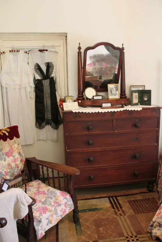 Master Bedroom Dresser or Nightstand (Image Credits: Flickr)