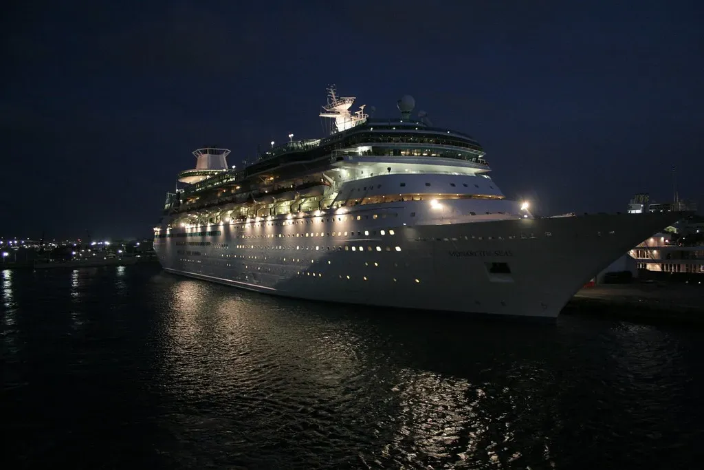 11. The "Floating Mall" Experience and Lack of Authenticity (Anthony Topper, Flickr, CC BY 2.0)