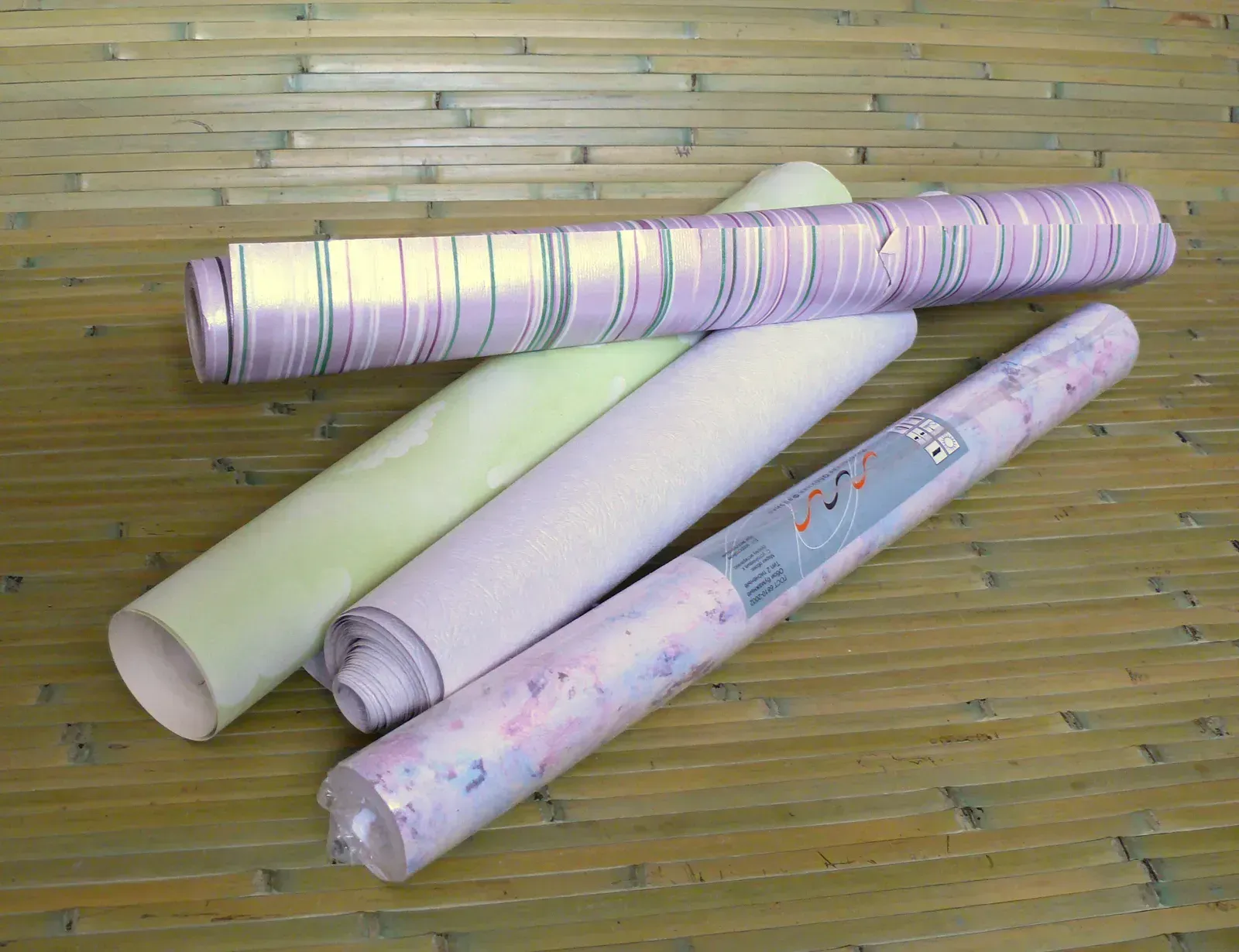 8. Bold and Busy Wallpaper: Personality That Pushes Buyers Away (Image Credits: By Дар Ветер, CC BY-SA 3.0)