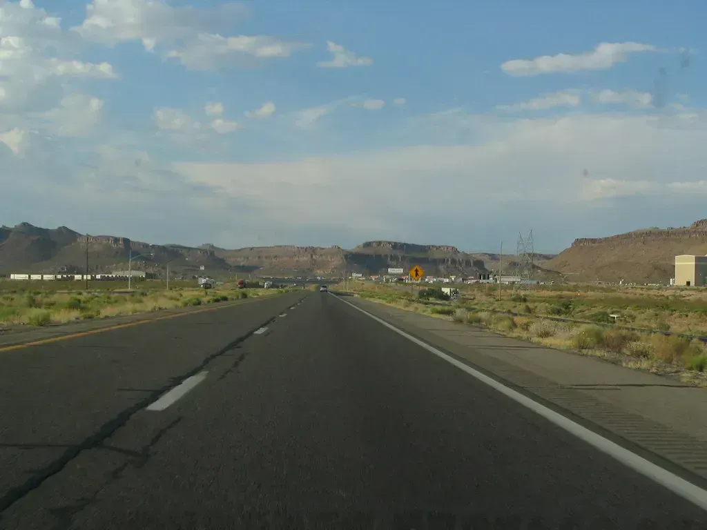 Interstate 40 Through Arizona: The Trucker's Consensus Worst Road (Image Credits: Flickr)